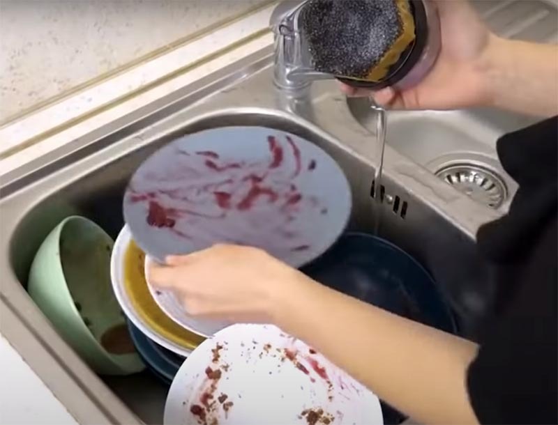 Om du börjar diska, vänd bara burken upp och ner, diskmedlet faller på den fuktiga svampen.