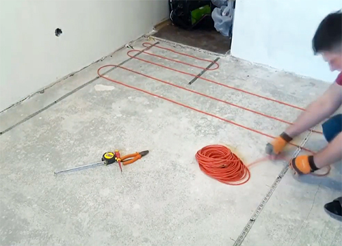Hvordan raskt og effektivt utføre installasjonen av et varmt gulv med egne hender