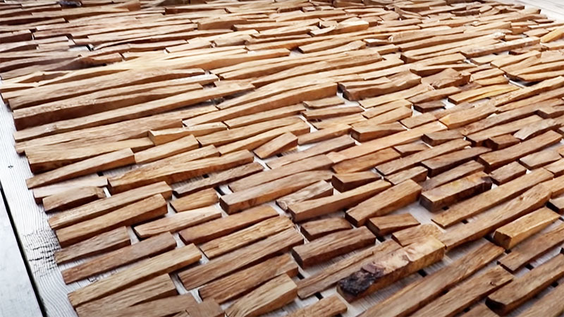 Durante o processo de secagem, a madeira escurece rapidamente e adquire uma tonalidade nobre característica de sua espécie. Nesta master class, o carvalho foi predominantemente usado, então a cor acabou sendo apropriada