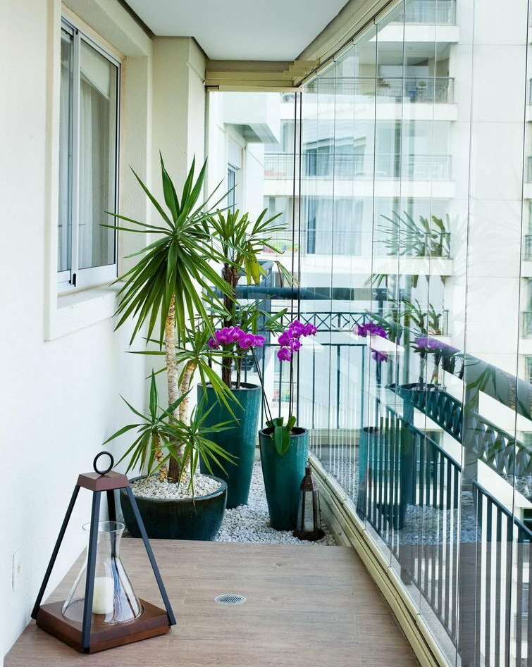 Vetri senza cornice di un balcone stretto in un appartamento