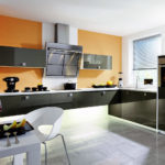 Orange væg i køkkenet
