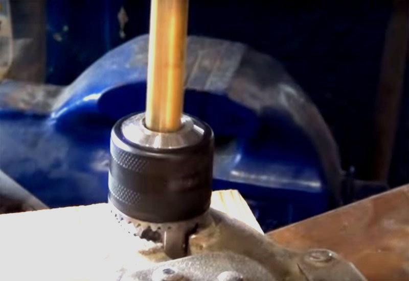 Perforar un agujero en el portabrocas de una máquina perforadora.
