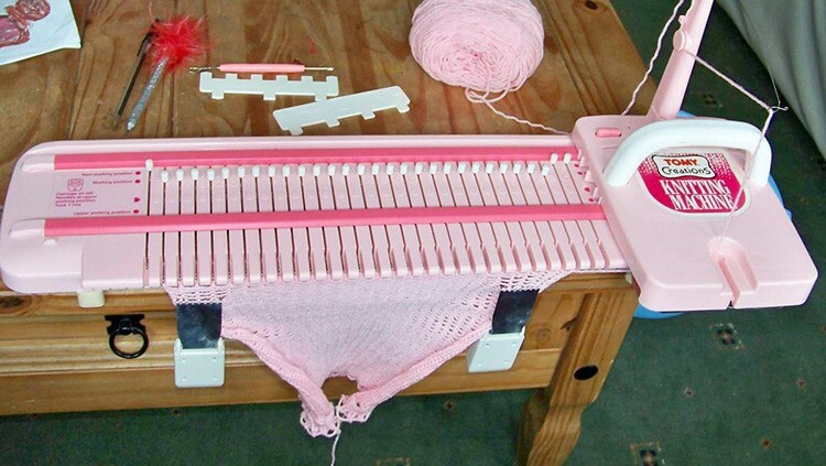 Sådan vælger du en strikkemaskine til hjemmet: eller hatte som en bedstemor