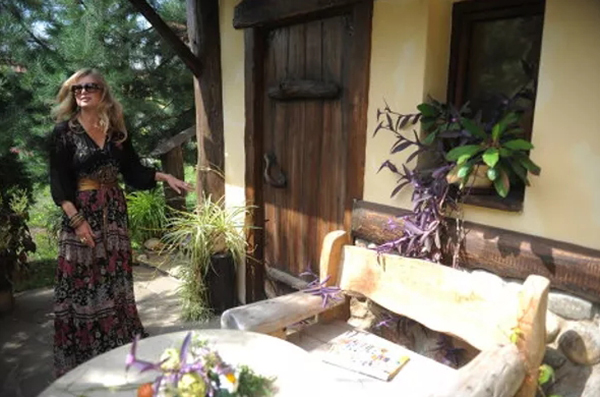 Rustikales Haus von Vika Tsyganova: Wie man ein Haus im Öko-Stil mit natürlichen Materialien entwirft