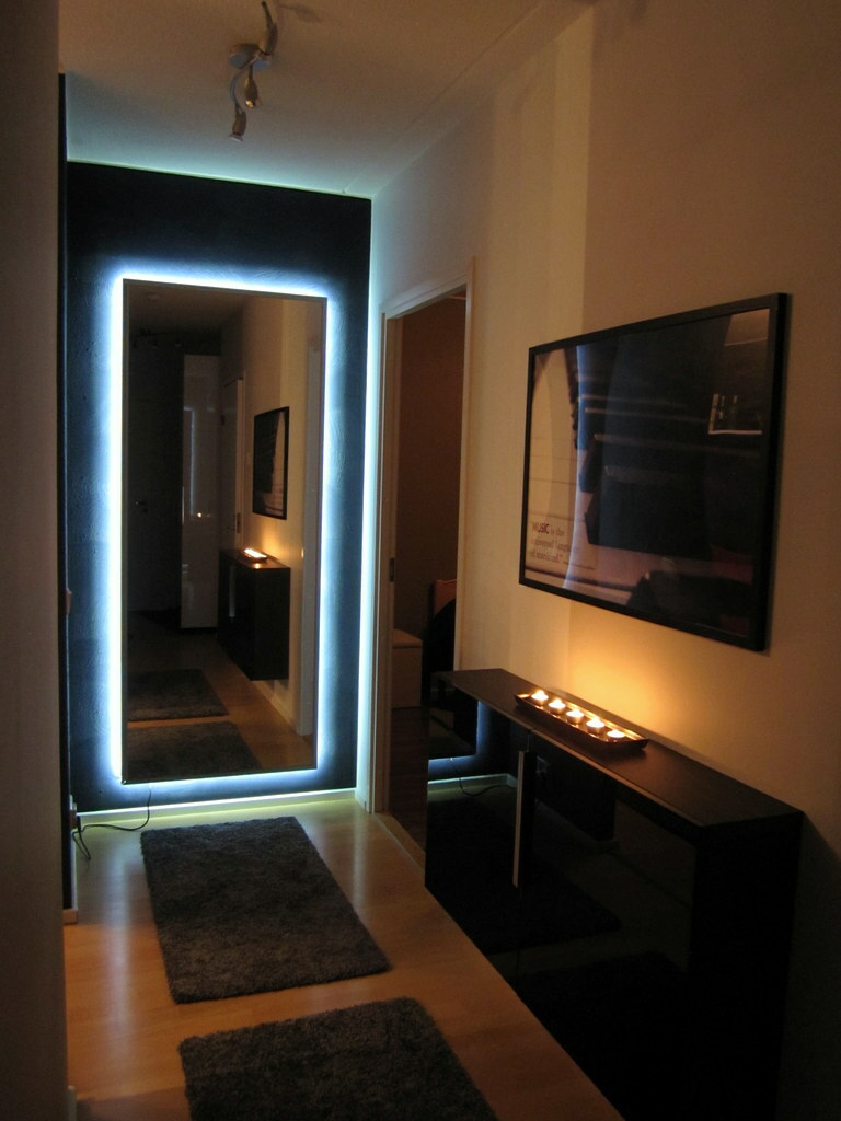 Koridordaki aynanın LED'lerle aydınlatılması