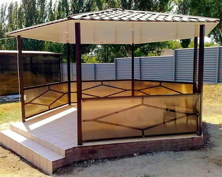 Egyszerű pavilon egy profilcsőből készült kereten