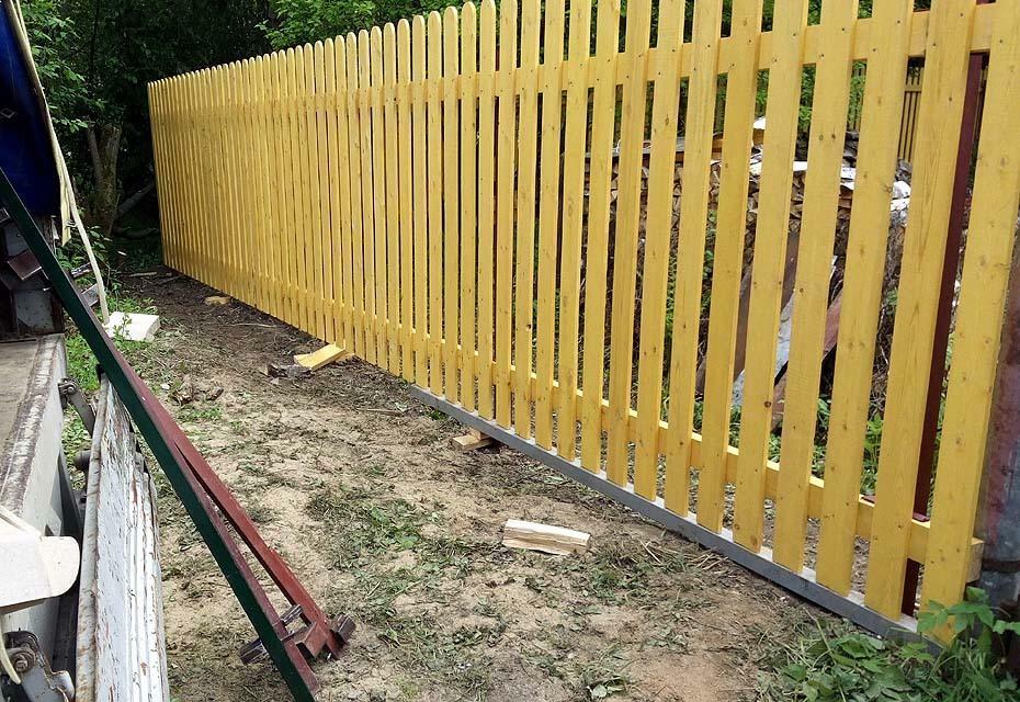 Do-it-yourself installation of a wooden picket fence