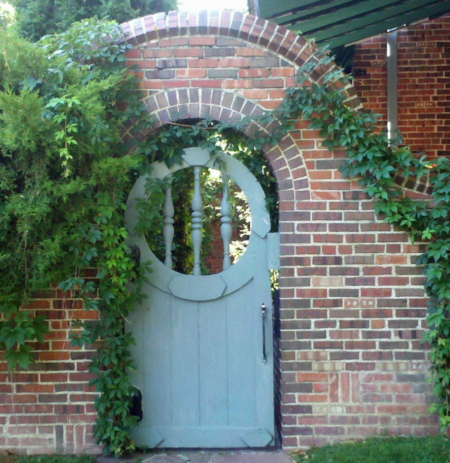 Arco de ladrillo sobre la puerta del jardín