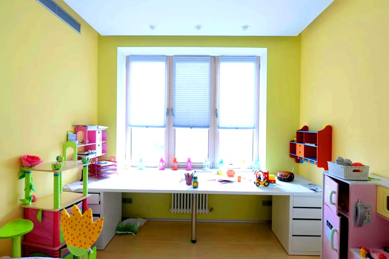 Fenstertisch im Kinderzimmer: Merkmale der Auswahl und Installation