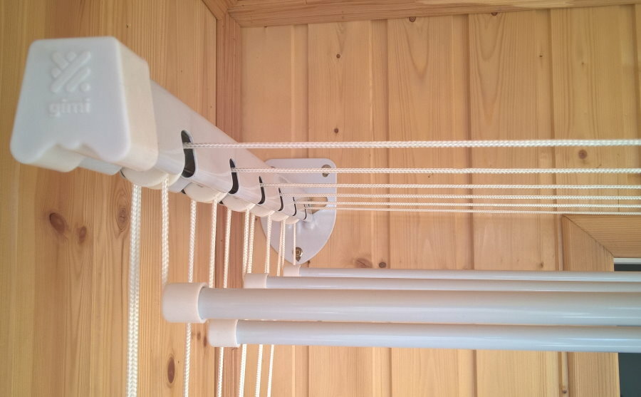 Instalación de una secadora de ropa de pared en un balcón con tablilla.