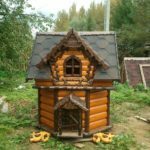 Casa de troncos con porche