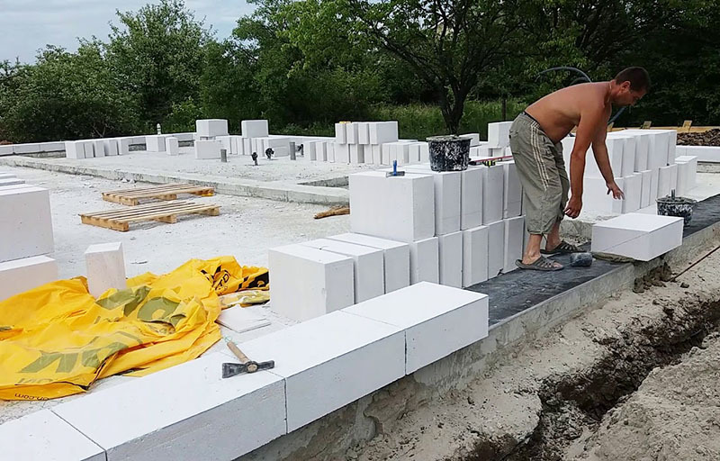 Aerated concrete house: how to protect blocks from water
