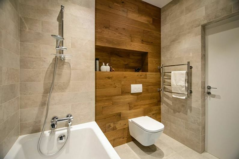 Dekorowanie fałszywą ścianę w naturalnym drewnie w łazience