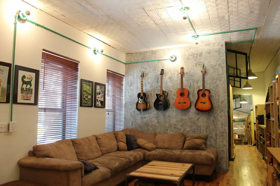 Guitarras na parede de concreto do apartamento de um homem