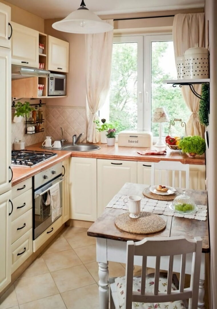 Køkkenets arbejdsområde foran vinduet i lejligheden