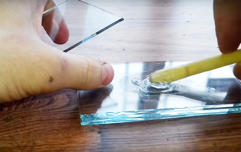 Cualquier pegamento transparente o pistola de pegamento funcionará para unir piezas de vidrio.