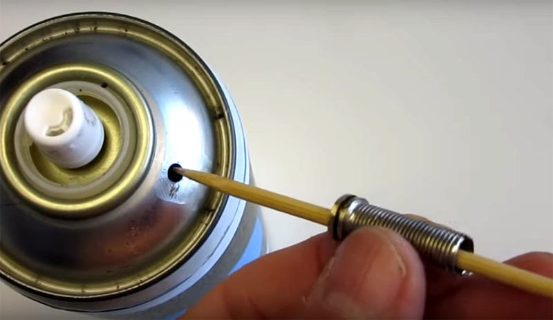 Een belangrijk punt: je moet de nippel en het gat in de cilinder dat je met de boor hebt gemaakt, nauwkeurig uitlijnen tijdens het lijmen. De makkelijkste manier is om een ​​houten spies te gebruiken. Het zal fungeren als een gids en helpen om de details nauwkeurig uit te lijnen.