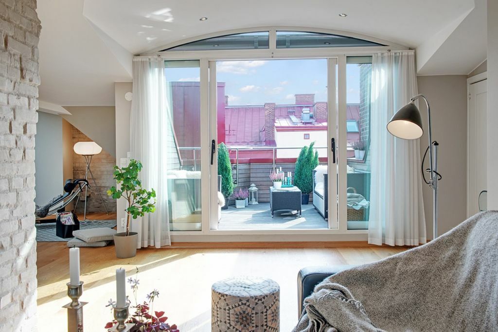 Panoraminis langas tarp namo balkono ir svetainės