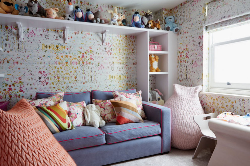 Komfortowy pokój z sofą typu clamshell dziewcząt