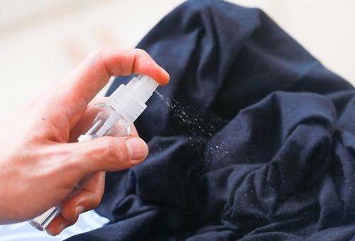 Come rimuovere gli adesivi dai vestiti: rimuovere gli adesivi termici dalle magliette