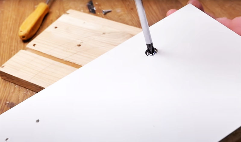 Como consertar a dobradiça de uma porta de mobília rasgada