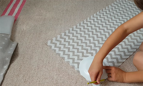 Por que vale a pena costurar um envelope para a alta de um recém-nascido com suas próprias mãos