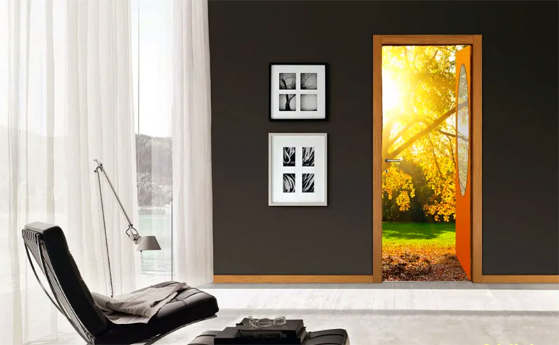 Kapıya özel duvar kağıdı yapıştırırsanız ilginç seçenekler elde edilir - bir manzarayı taklit edebilir veya parlak bir desenle dikkat çekebilirler.