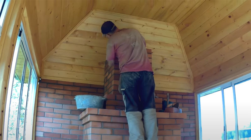 Sidste hånd - færdiggørelse af skorstensrøret med mursten