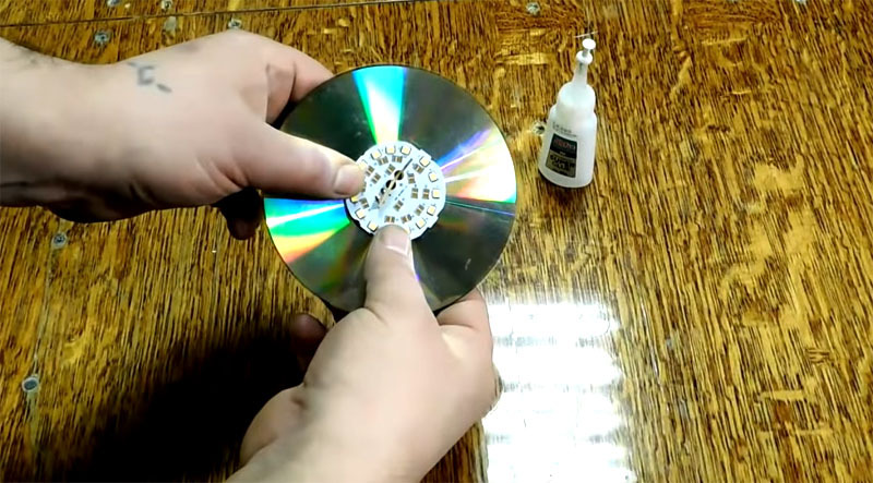 LED -lampun jäähdytyselementti liimattu CD -levylle