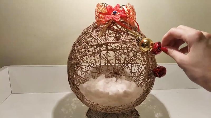 Vrch ozdobte mašličkou s miniaturními vánočními koulemi