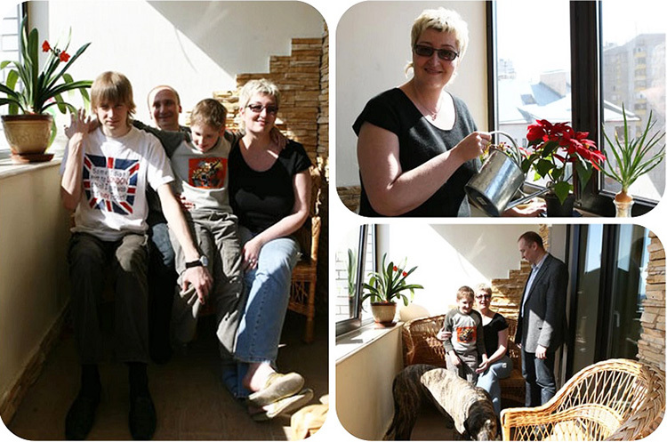 Tatyana Ustinova la flere potter med innendørs blomster på en bred vinduskarme