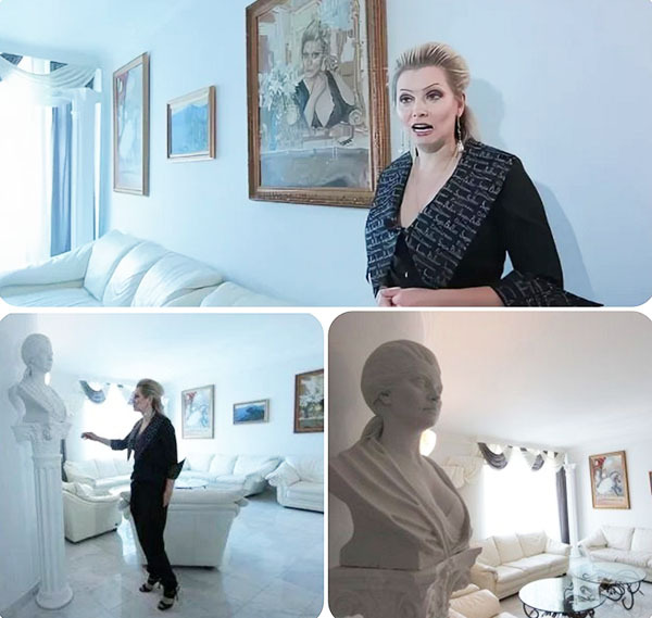 De woonkamer is versierd met verschillende sculpturen en schilderijen van de gastvrouw van het huis.