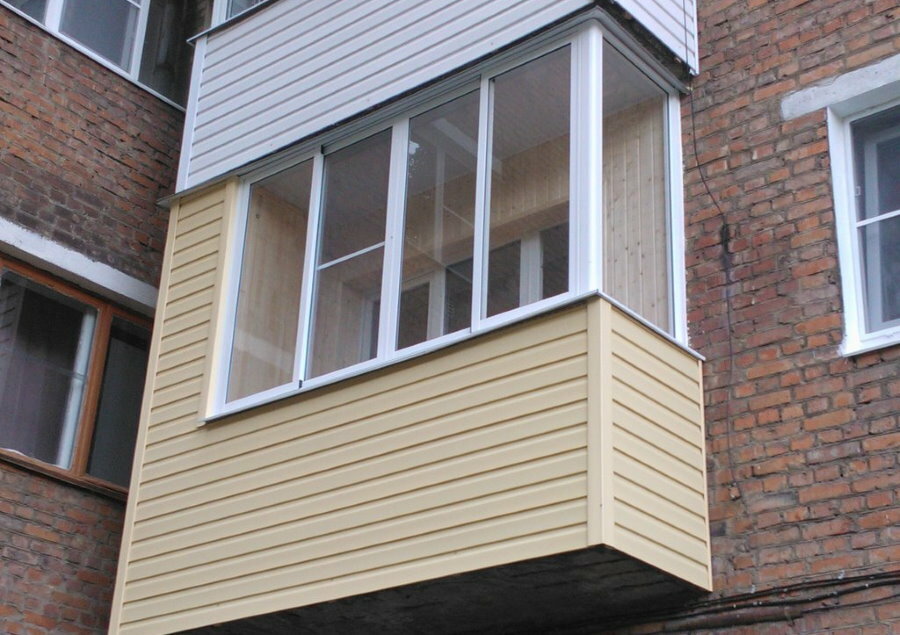 Utvändig dekoration av balkongen med vinylfasad