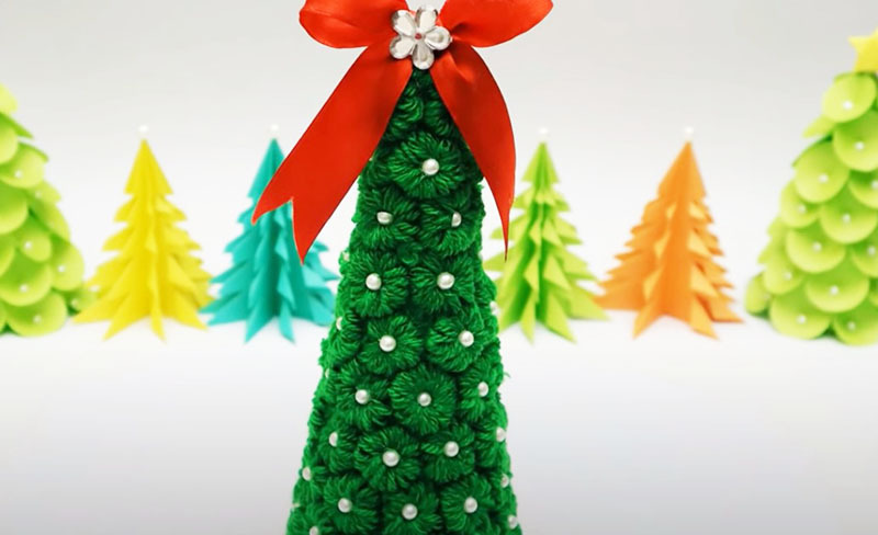 Zelfgemaakte gloeiende kerstbomen gemaakt van de eenvoudigste materialen geven kinderen veel plezier.