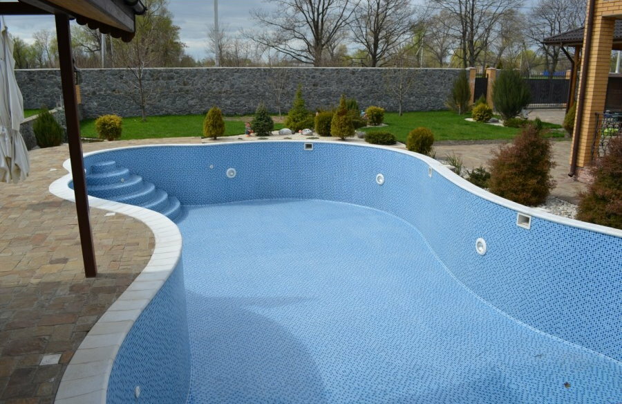 Mozaïektegels op oppervlakken van tuinzwembaden