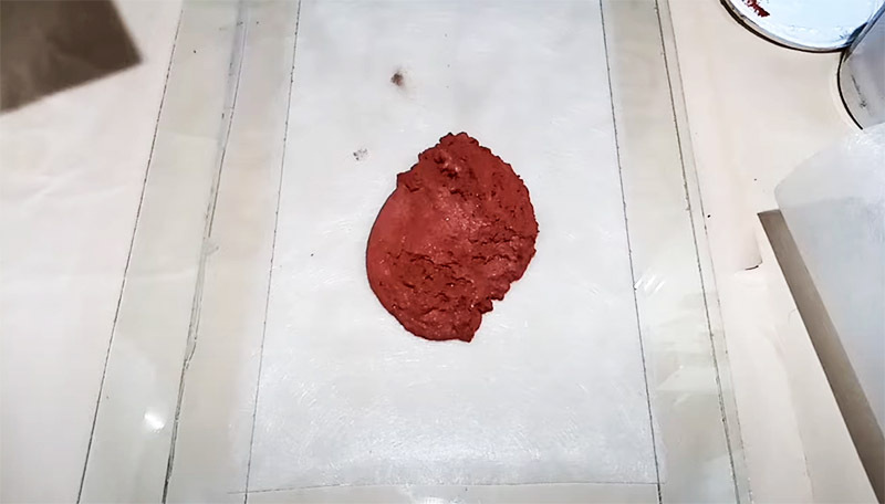A massa acabada misturada com areia é colocada na base