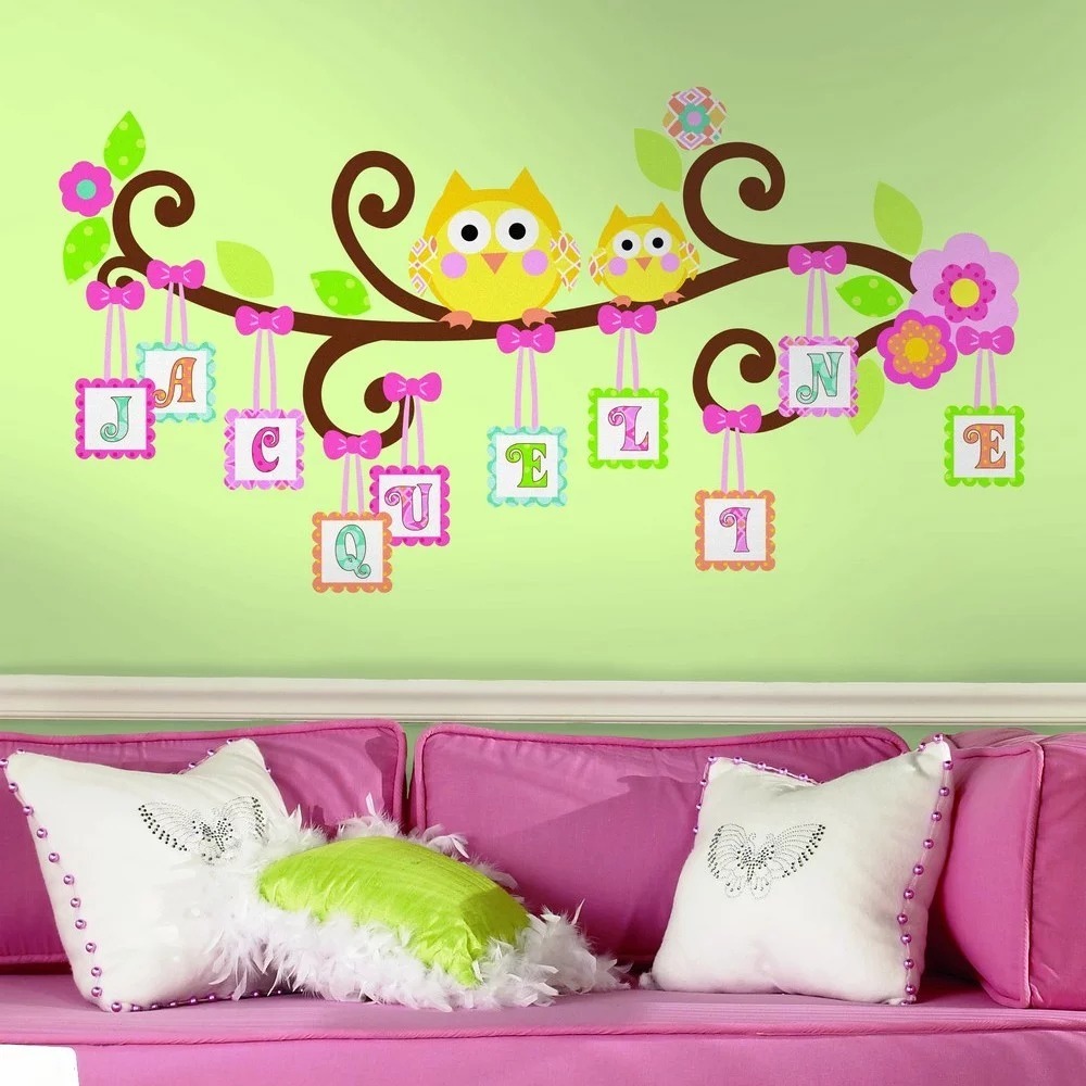 dekorative klistermærker på væggen i børneværelset