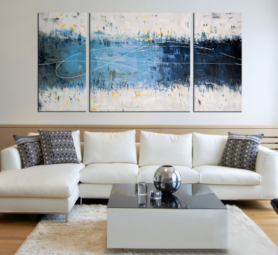 Triptychon über einem Sofa mit heller Polsterung