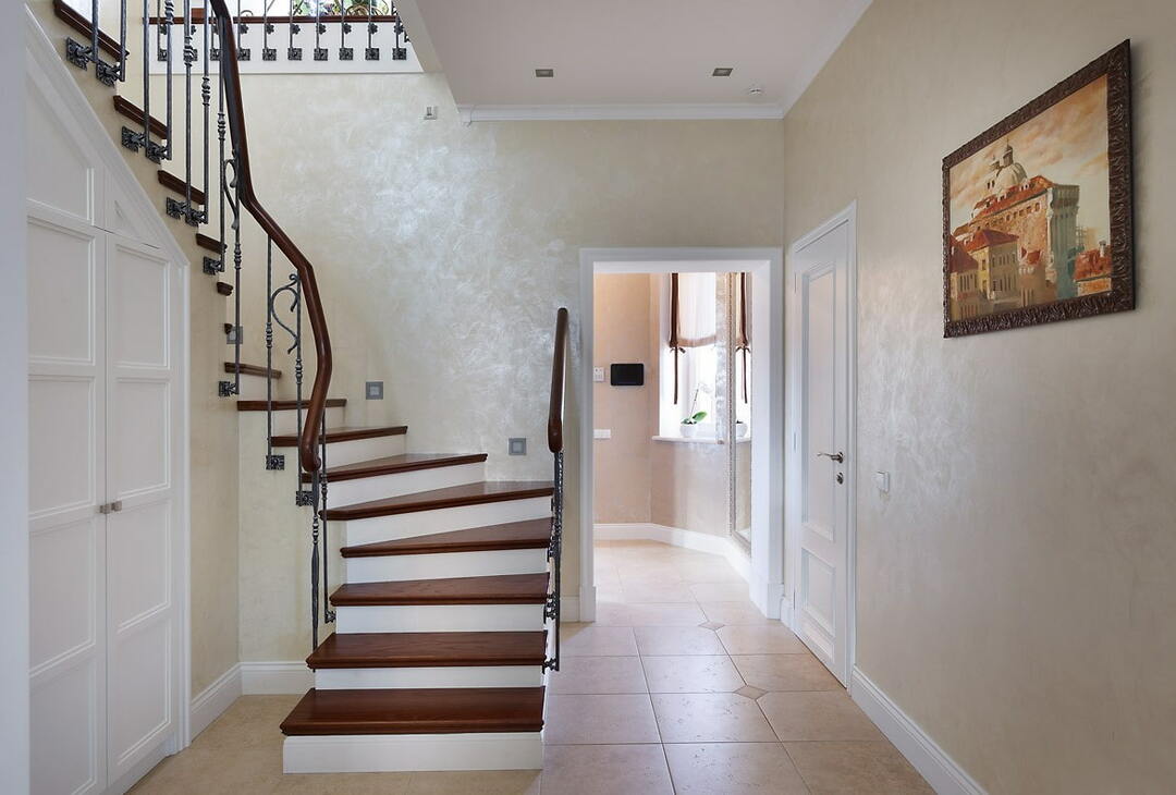 Escada no corredor com uma pintura na parede