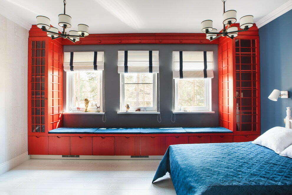 Armarios rojos alrededor de la ventana del dormitorio.