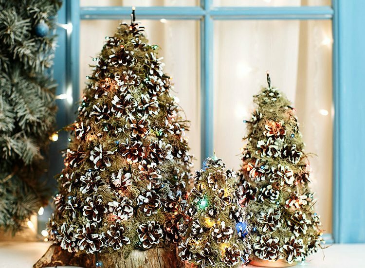 Konilerin doğal yosun veya sisal ile kombinasyonu ilginç görünüyor. İç dekorasyon olarak bir masa üstü Noel ağacı oluşturmak için konileri rötuşlayın ve bir kağıt koni üzerine yapıştırın.
