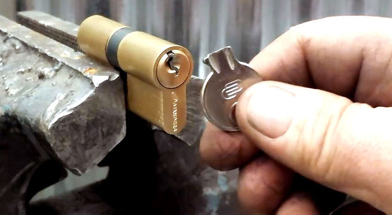 Como remover um pedaço de chave de uma fechadura: maneiras fáceis