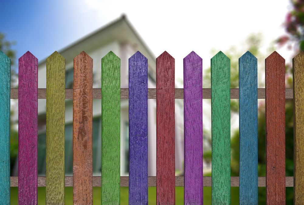 Viacfarebný plot vyrobený z lacného plotového plotu