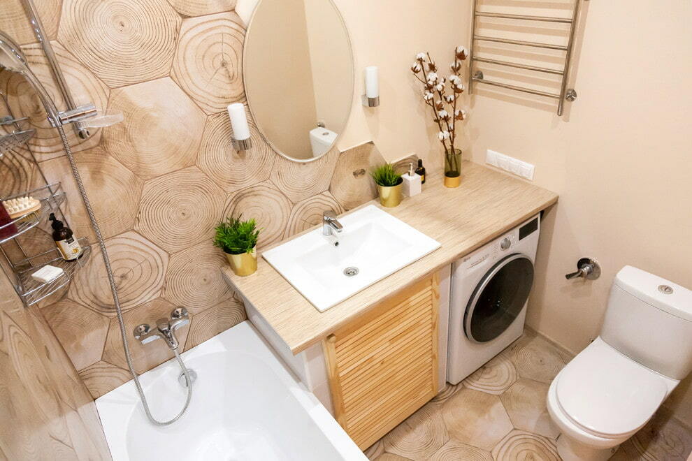 Tegel voor gezaagd hout in een beige badkamer