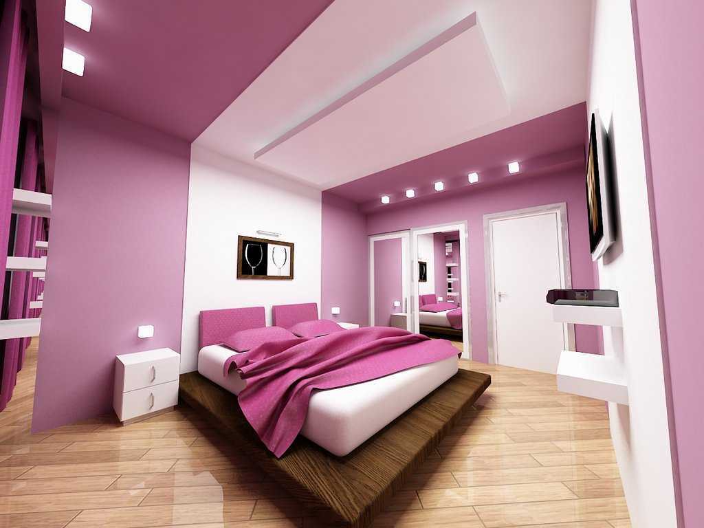 Lampy na stropě místnosti s fialovou tapetou