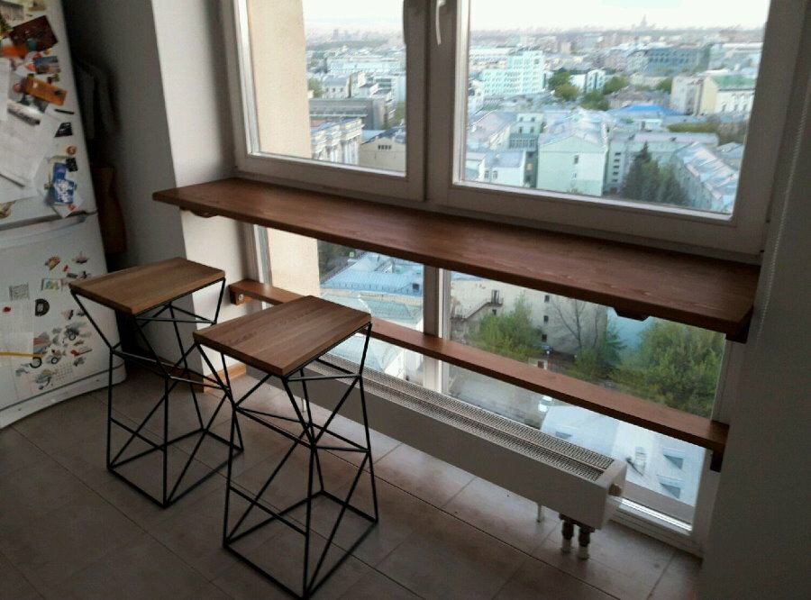 Wbudowany stół w oknie kuchennym