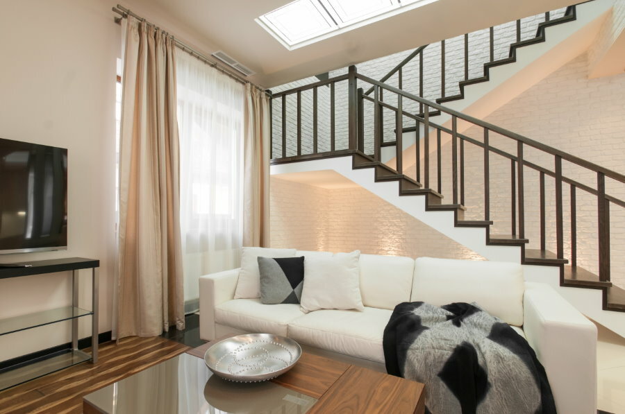 Marcherende trap in een woonkamer in moderne stijl