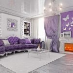 divano lilla nella stanza vivente