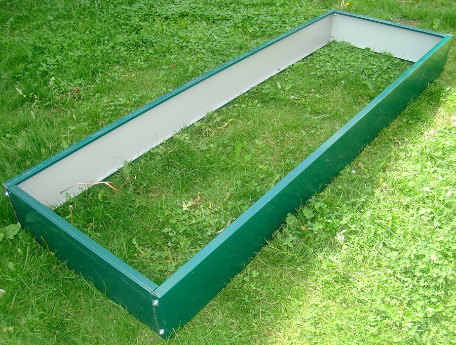 Rectangular bed without profile ribs