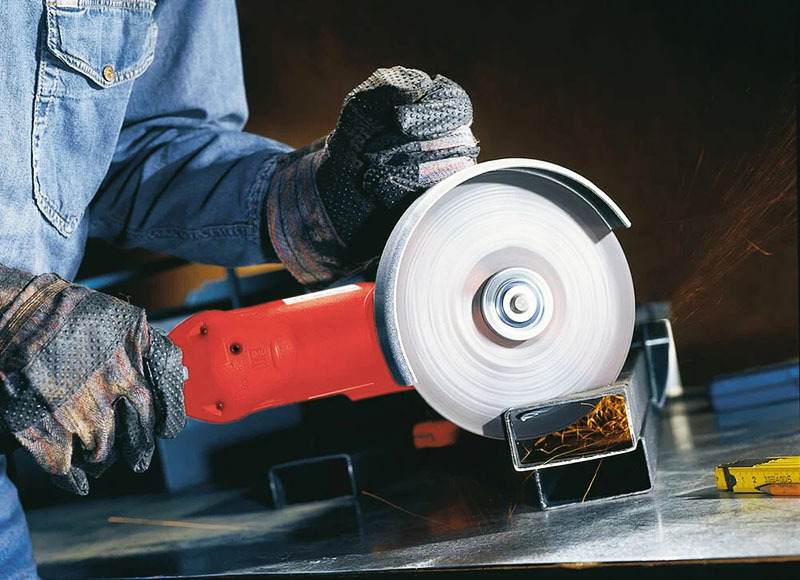 How to unscrew a clamped grinder disc